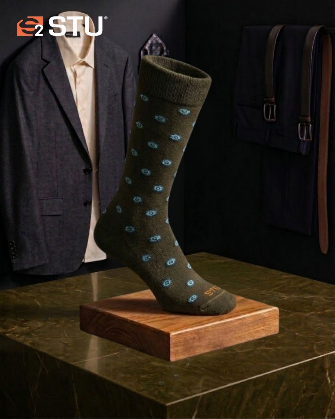 Medias premium STU casuales clasico+ tension visual en color oliva oscuro